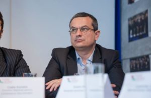 Propunerea președintelui CNCD pentru evitarea discriminării la obligativitatea cursurilor online: Numai elevii care au resurse să fie verificați