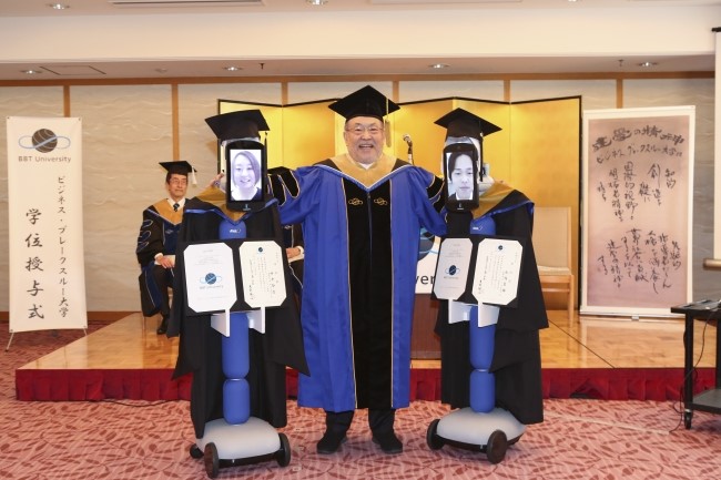Coronavirus: Prima ceremonie de absolvire cu ajutorul roboților a avut loc în Japonia/ ” Când am intrat la facultate, nu am crezut niciodată că îmi voi opera avatarul și voi participa la ceremonia de absolvire”