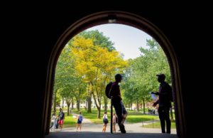 Din toamnă, universitățile Harvard și Princeton vor primi mai puțini studenți în campus