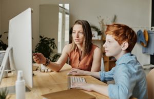 Senatul a adoptat proiectul pentru acordarea de zile libere părinţilor care supraveghează copiii când învață online