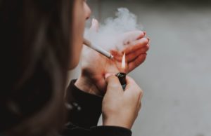 Ziua Mondială fără Tutun: Mai puțini adolescenți din România fumează țigări „clasice”/ A crescut consumul de țigări electronice