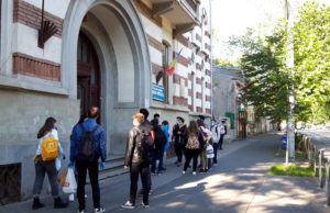 FOTOREPORTAJ De ce trebuie dat Bacalaureatul? Argumentele elevilor de la Colegiul „Mihai Viteazul” din Capitală Foto: StiriEdu.ro