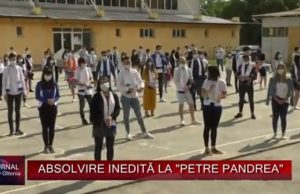 VIDEO Festivitate de absolvire pe terenul de sport de la un liceu din Olt, cu măşti şi la distanţa