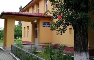 Școală din mediul rural, pusă la plată după ce a dat afară ilegal o angajată