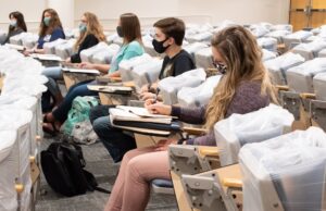 Studenții americani încearcă să se îmbolnăvescă de COVID-19 pentru a-și vinde plasma ulterior