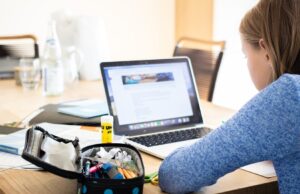 STUDIU| Elevii învață mai bine în clasă|Cursurile online creează o întârziere de învățare de 3 luni