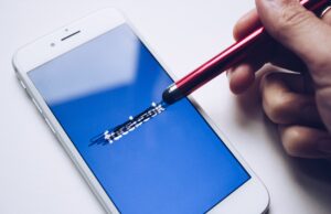 Fostă directoare: Produsele Facebook sunt dăunătoare copiilor