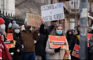 Studenţii au dus cozonac cu rahat guvernanților: Este simbol al atitudinii lor – indolenţă îmbrăcată în vorbe goale