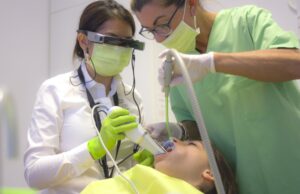Opt din zece copii care vin la dentist au carii