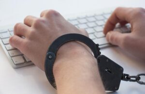 Profesor din Dolj, reţinut sub acuzaţia că ar fi cerut favoruri sexuale pentru a mări notele